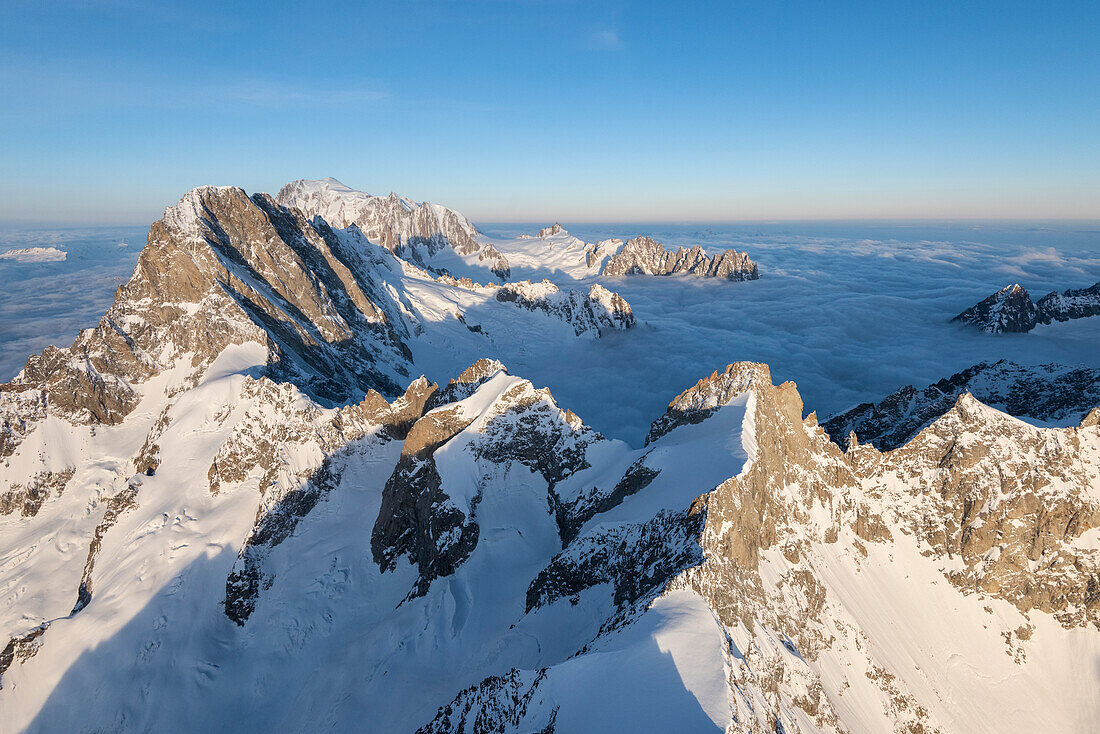 Luftaufnahme der Grandes Jorasses und des Mont Blanc im Hintergrund während des Sonnenaufgangs, Courmayeur, Aostatal, Italien, Europa