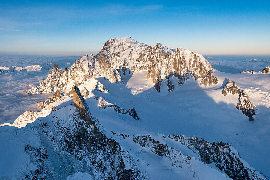Luftaufnahme der schneebedeckten Gipfel des Mont Blanc und des Dent du Geant bei Sonnenaufgang, Courmayeur, Aostatal, Italien, Europa