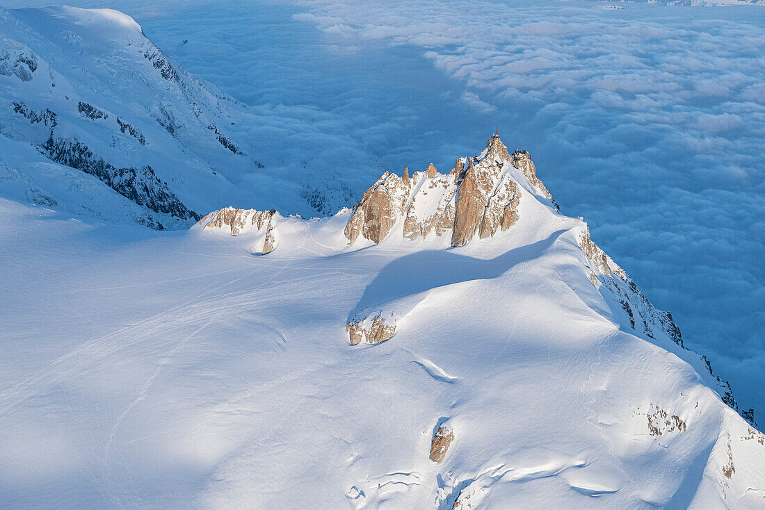 Luftaufnahme des Gletschers des Mont Blanc während des Sonnenaufgangs, Courmayeur, Aostatal, Italien, Europa