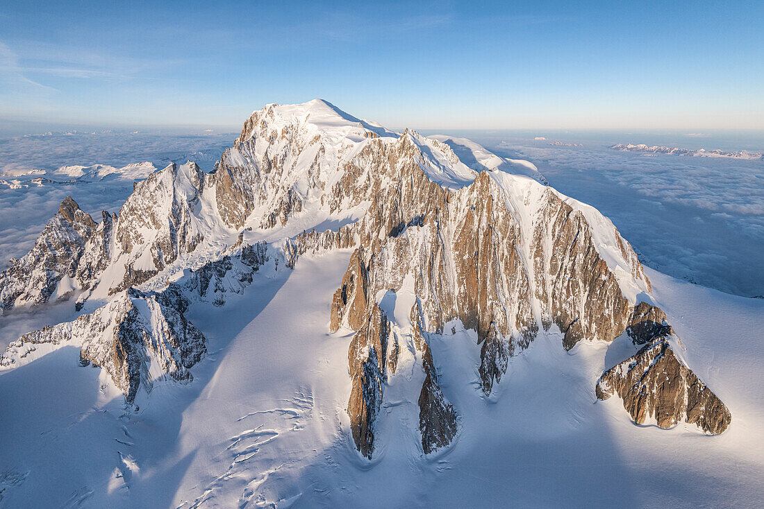 Luftaufnahme der schneebedeckten Gipfel des Mont Blanc 7bei Sonnenaufgang, Courmayeur, Aostatal, Italien, Europa