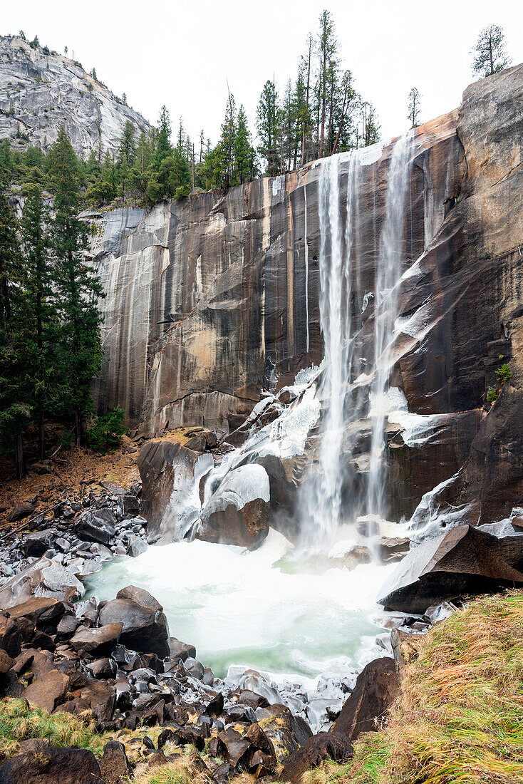 Vernal Fall im Winter, Yosemite Falls, Yosemite National Park; Kalifornien, Nordamerika, USA