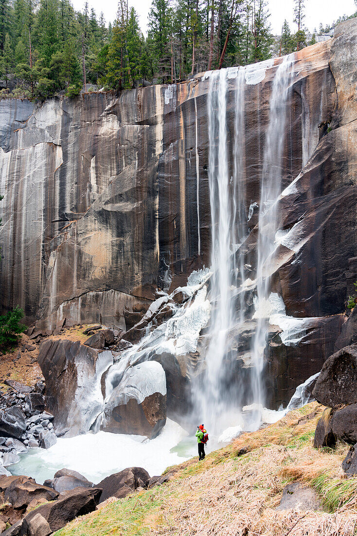 Vernal Fall in der Wintersaison, Yosemite Falls, Yosemite National Park, Kalifornien, Nordamerika, USA