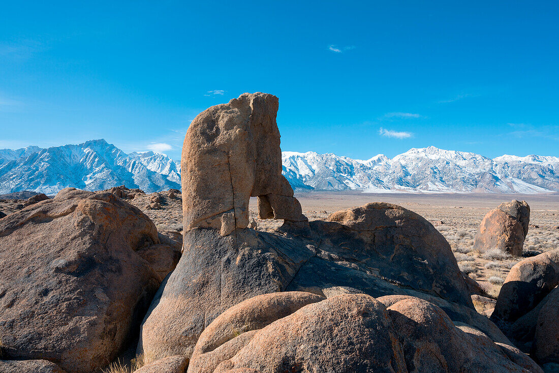 Boot Arch in den Alabama Hills, Lone Pine, Sierra Nevada, Kalifornien, USA