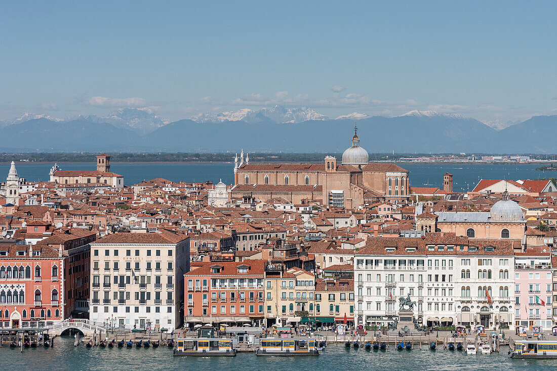 Venedig und verschneite Alpen von der Insel San Giorgio aus, Venedig, Venetien, Italien, Europa