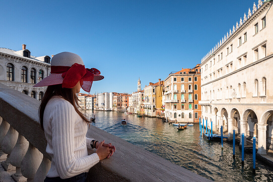 Frau an der Ponte di Rialto (Rialtobrücke), Venedig, Venetien, Italien, Europa