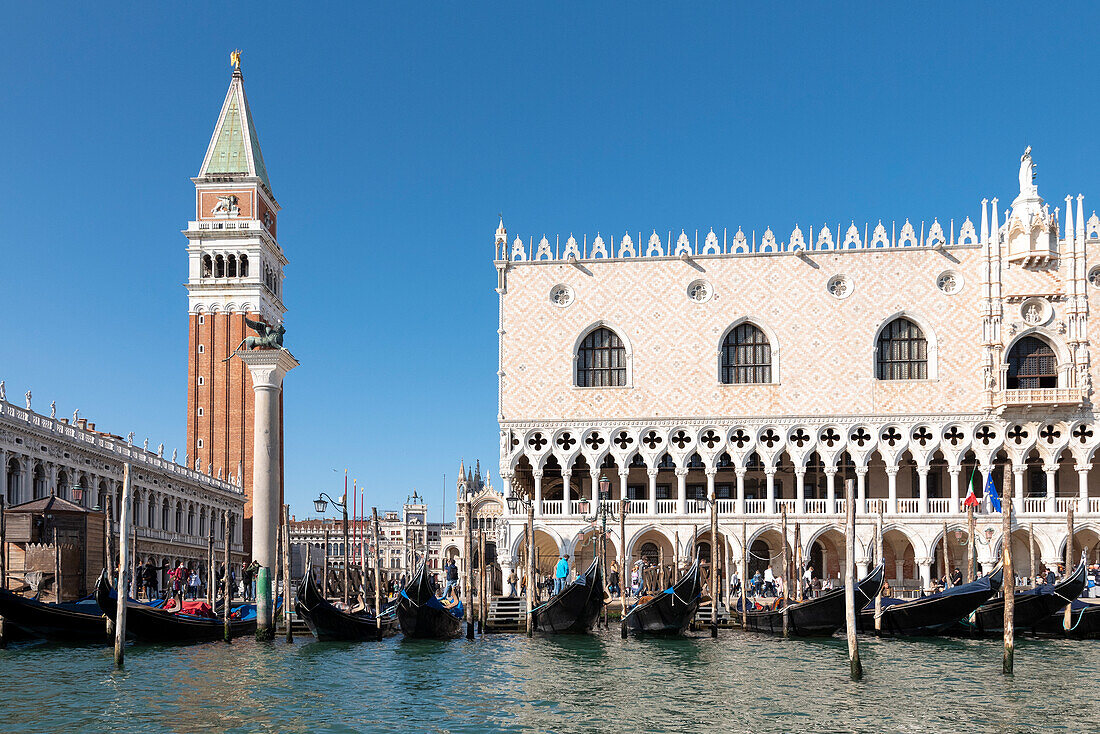 Glockenturm San Marco und Herzogspalast von einer Gondel im Meer aus, Venedig, Venetien, Italien, Europa