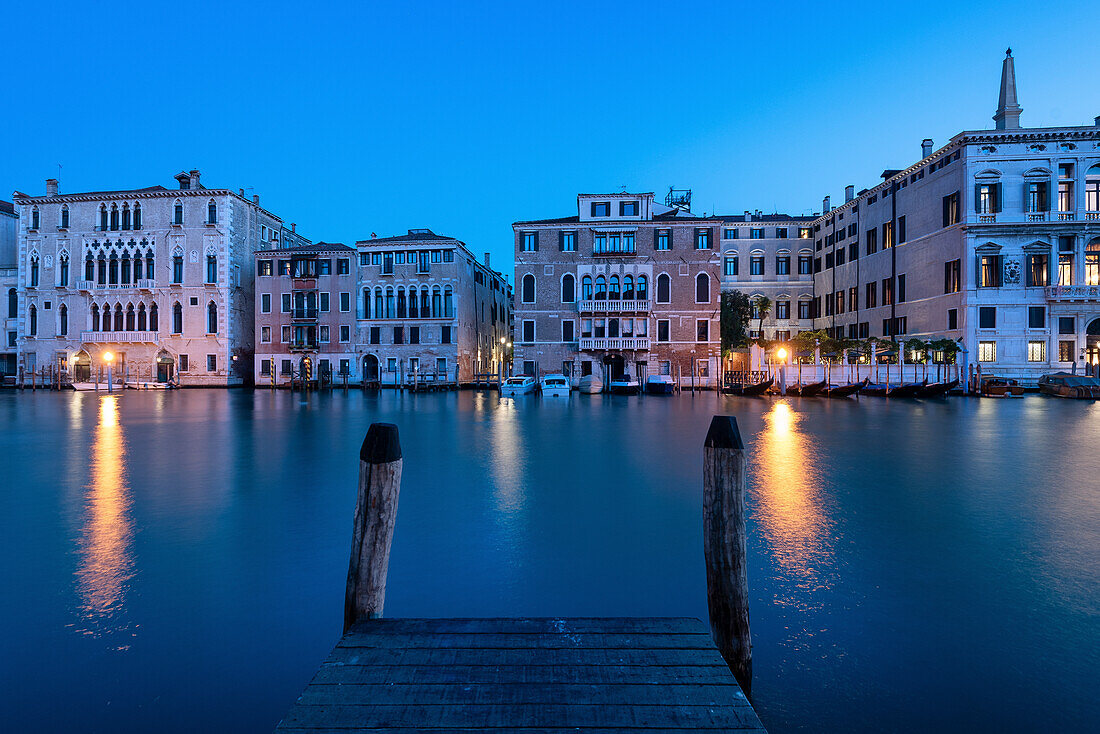 Der Canal Grande in der Abenddämmerung, Venedig, Venetien, Italien, Europa