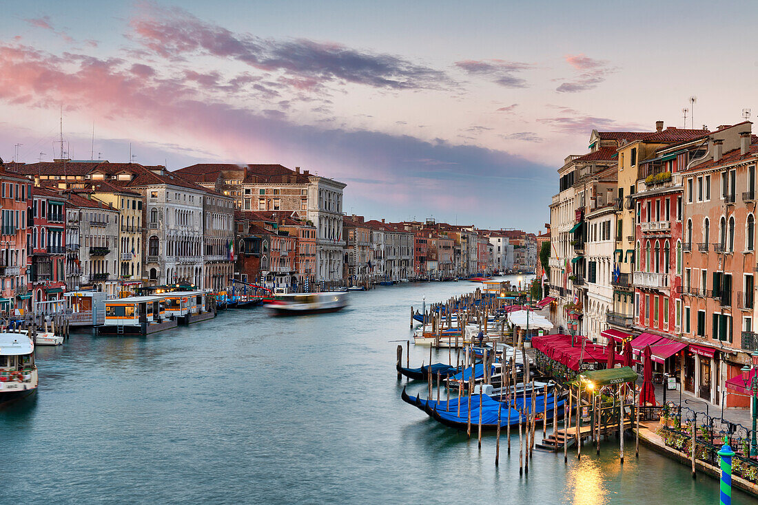 Der Canal Grande von der Rialtobrücke aus bei Sonnenaufgang, Venedig, Venetien, Italien, Europa