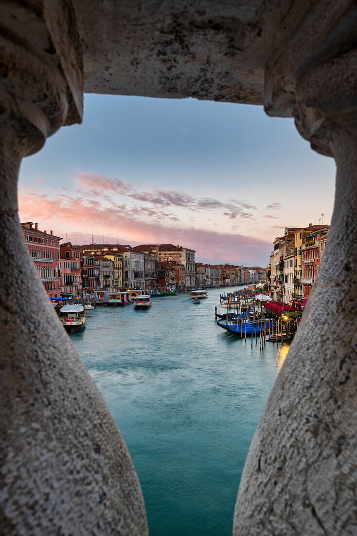 Der Canal Grande von der Rialtobrücke bei Sonnenaufgang, Venedig, Venetien, Italien, Europa
