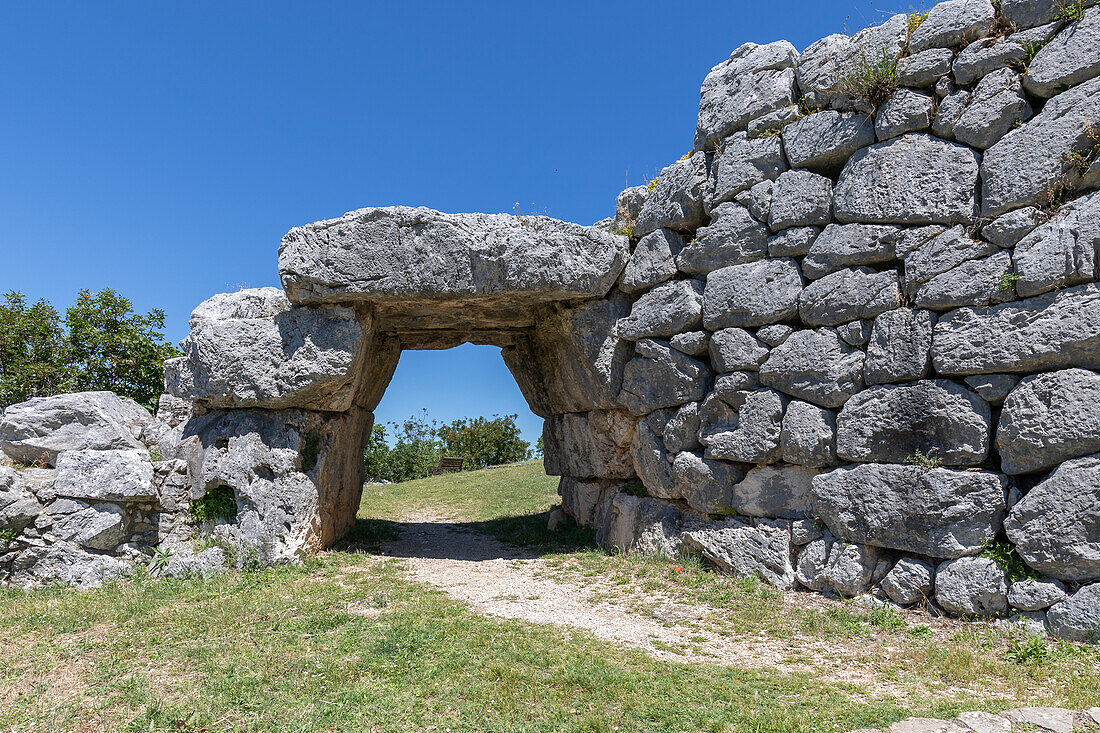 Die polygonalen Befestigungsmauern von Segni, mit der Porta Saracena, Segni, Provinz Rom, Latium, Italien, Europa