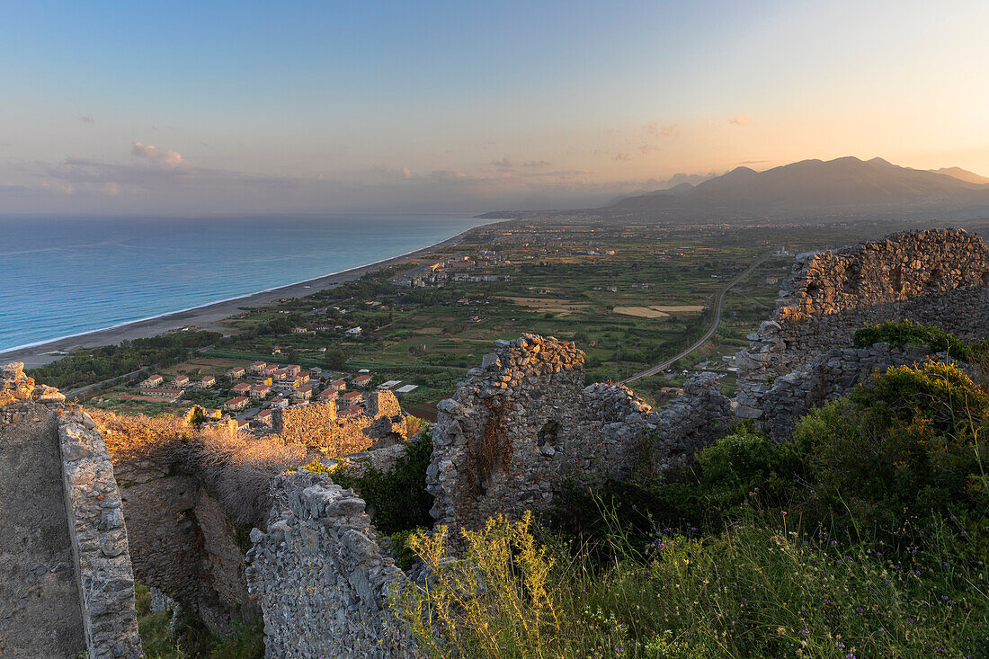 Das typische mittelalterliche Dorf Cirella bei Sonnenaufgang, Diamante, Provinz Cosenza, Italien, Europa