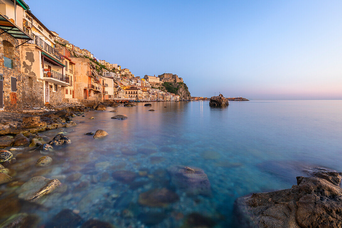 Sonnenaufgang in dem kleinen Fischerdorf Chianalea, Scilla, Provinz Reggio Calabria, Kalabrien, Italien, Europa