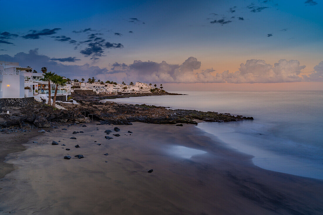 Blick auf den Sonnenuntergang und den Strand La Peniita, Puerto Carmen, Lanzarote, Las Palmas, Kanarische Inseln, Spanien, Atlantik, Europa