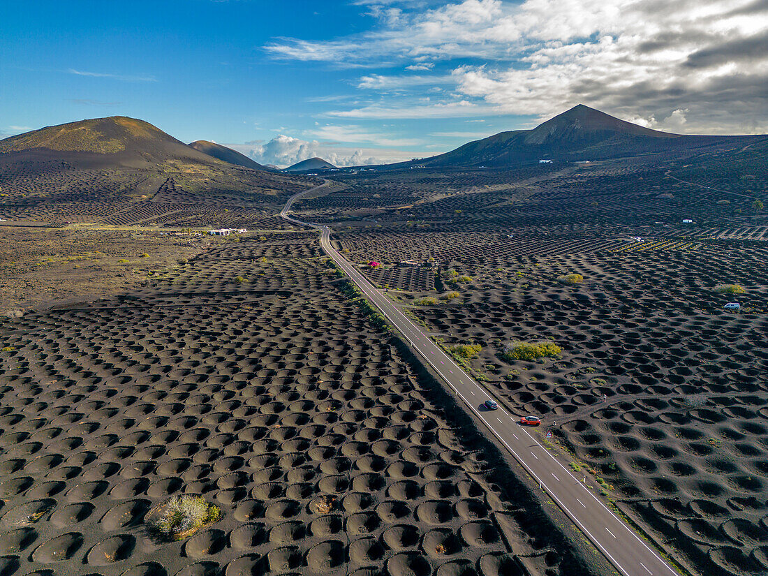 Luftaufnahme des Weinanbaugebiets La Geria, Nationalpark Timanfaya, Lanzarote, Las Palmas, Kanarische Inseln, Spanien, Atlantik, Europa