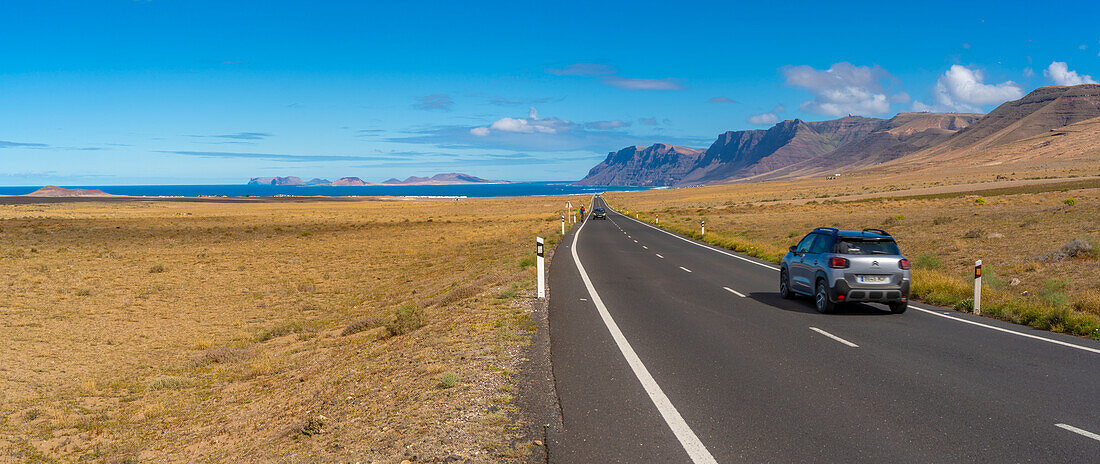 Blick auf Landschaft und Straße nach Caleta de Famara, Caleta de Famara, Lanzarote, Las Palmas, Kanarische Inseln, Spanien, Atlantik, Europa