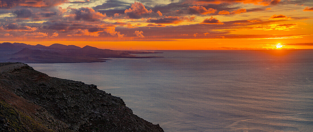 Blick auf Küste, Sonnenuntergang und Atlantik vom Mirador del Rio, Lanzarote, Las Palmas, Kanarische Inseln, Spanien, Atlantik, Europa