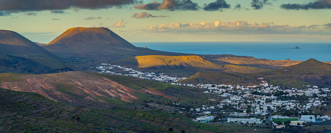 Blick auf Landschaft, Vulkan La Corona und Maguez bei Sonnenuntergang, Maguez, Lanzarote, Las Palmas, Kanarische Inseln, Spanien, Atlantik, Europa