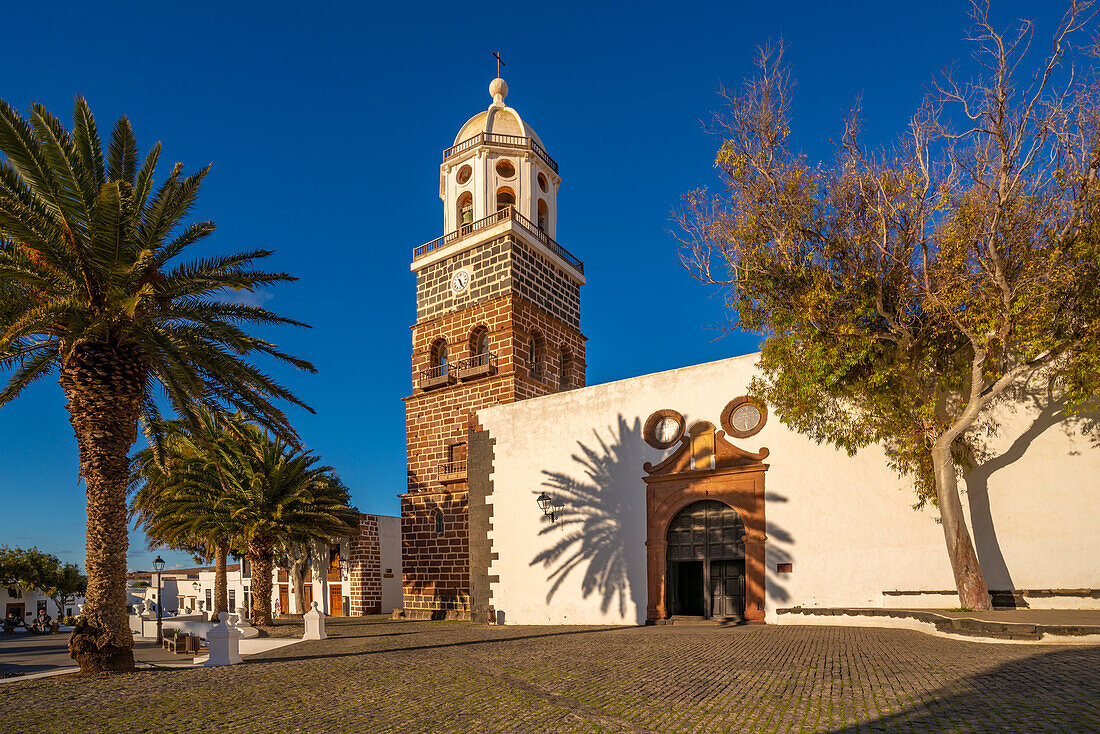 Blick auf die Parroquia de Nuestra Senora de Guadalupe de Teguise, Teguise, Lanzarote, Las Palmas, Kanarische Inseln, Spanien, Atlantik, Europa