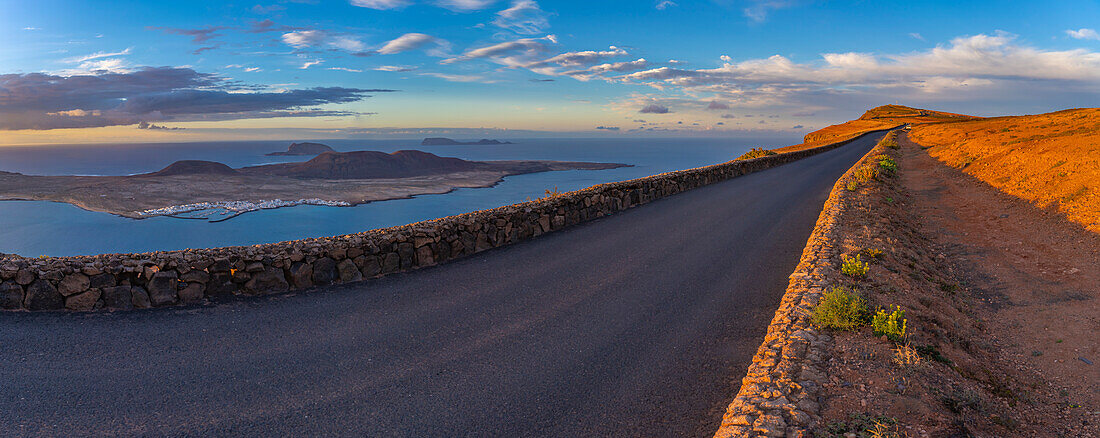 Blick auf die Straße und die Insel La Graciosa vom Mirador del Rio bei Sonnenuntergang, Lanzarote, Las Palmas, Kanarische Inseln, Spanien, Atlantik, Europa