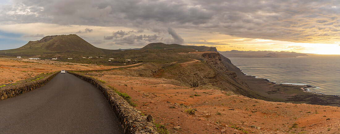 Blick auf Landschaft und Vulkan La Corona bei Sonnenuntergang, Maguez, Lanzarote, Las Palmas, Kanarische Inseln, Spanien, Atlantik, Europa