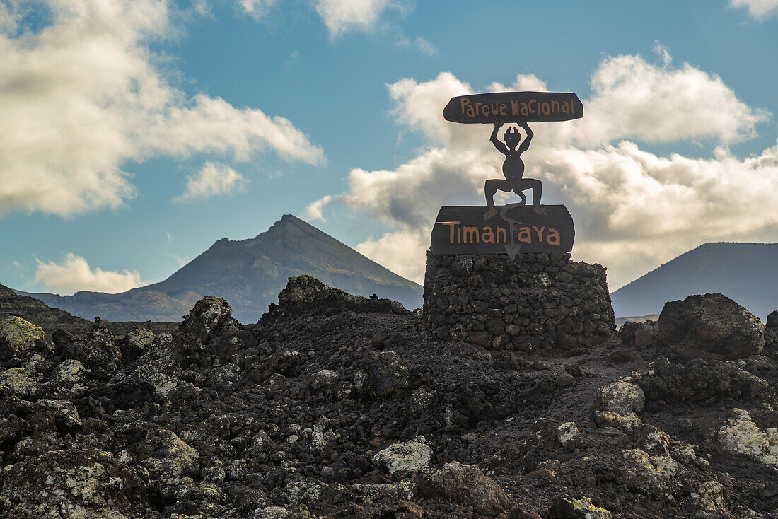 Blick auf das Schild am Eingang zum Timanfaya-Nationalpark, Lanzarote, Las Palmas, Kanarische Inseln, Spanien, Atlantik, Europa