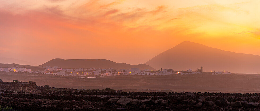 Blick auf Tinajo und Berge im Hintergrund bei Sonnenuntergang, Tinajo, Lanzarote, Las Palmas, Kanarische Inseln, Spanien, Atlantik, Europa