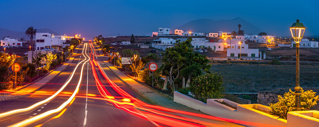 Blick auf Lichterketten durch die Stadt Tinajo in der Abenddämmerung, Tinajo, Lanzarote, Las Palmas, Kanarische Inseln, Spanien, Atlantik, Europa