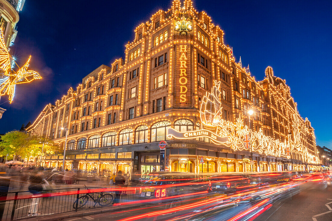 Blick auf das beleuchtete Kaufhaus Harrods in der Abenddämmerung, Knightsbridge, London, England, Vereinigtes Königreich, Europa