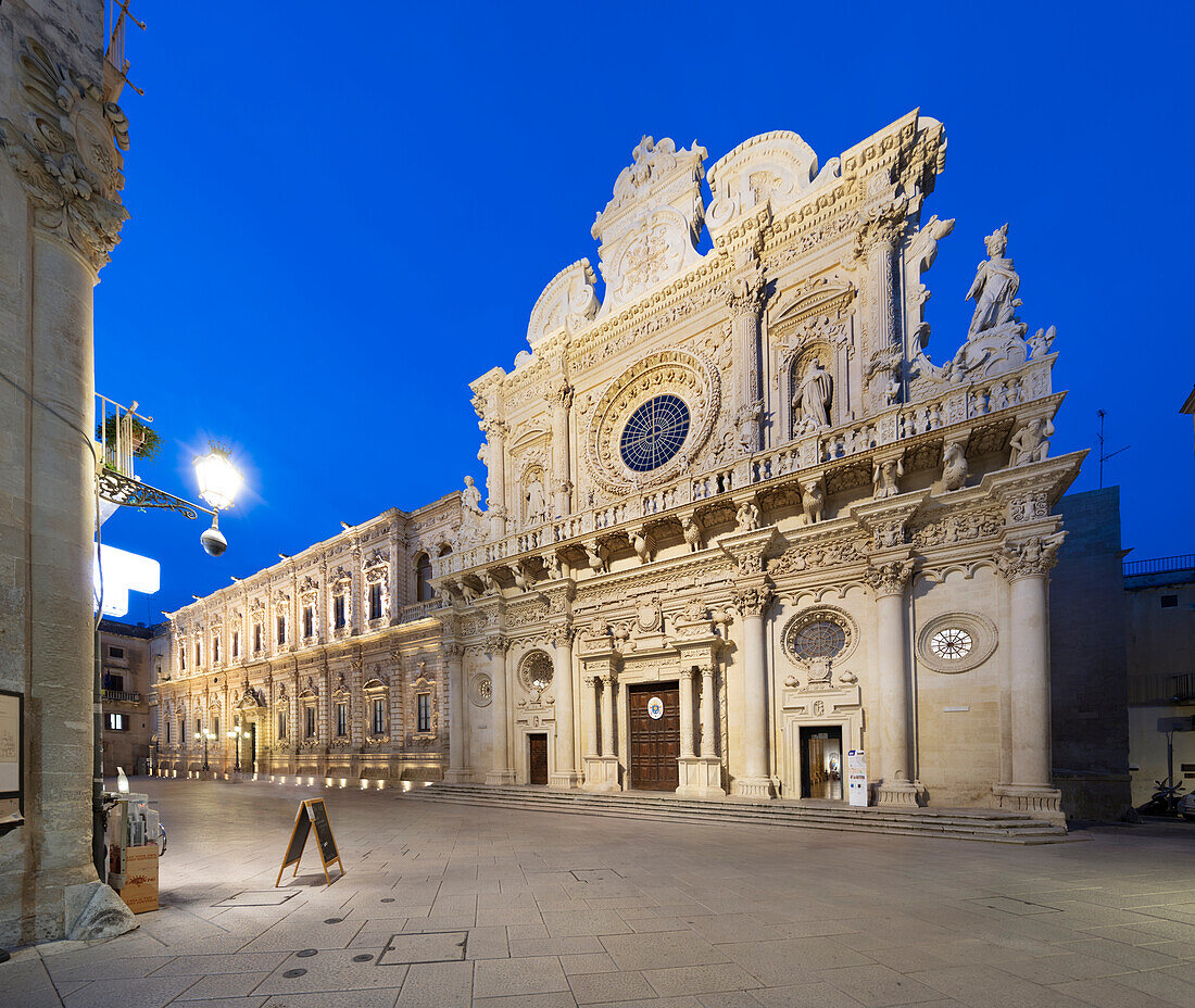 Barocke Fassade der Basilica di Santa Croce, abends beleuchtet, Lecce, Apulien, Italien, Europa