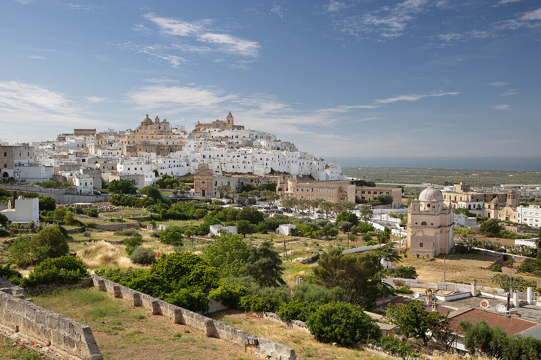 Blick auf die als weiße Stadt bekannte Altstadt im Nachmittagssonnenlicht, Ostuni, Provinz Brindisi, Apulien, Italien, Europa