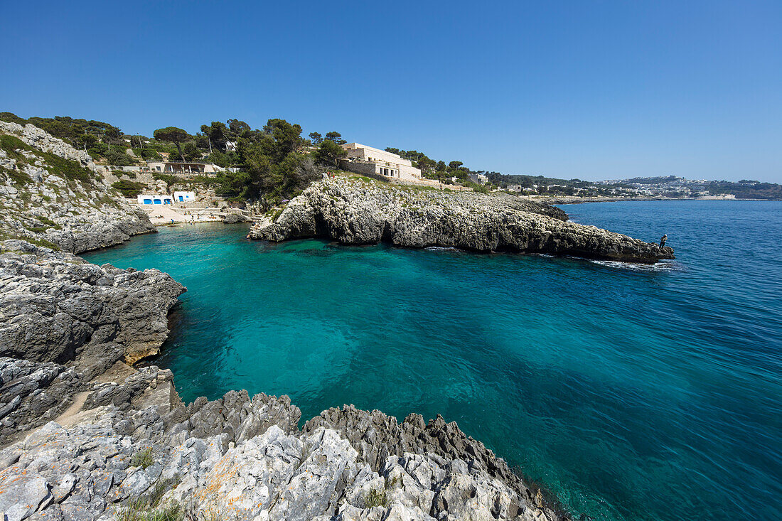 Cala dell Acquaviva Strand und Felsenbucht mit Blick entlang der Küste nach Castro, Castro, Provinz Lecce, Apulien, Italien, Europa