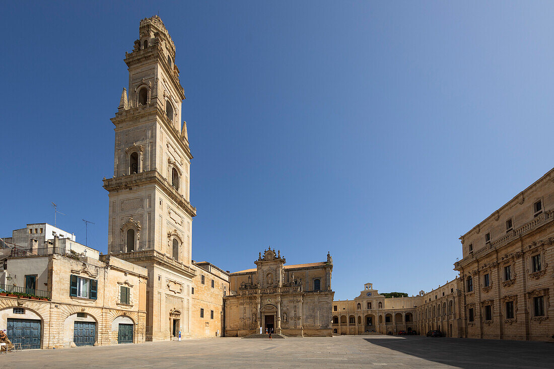 Der Dom (Kathedrale) und der Palazzo Vescovile mit dem Glockenturm auf der Piazza del Duomo, Lecce, Apulien, Italien, Europa