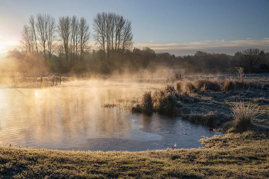 Frostiger Wintersonnenaufgang mit Nebel auf dem Fluss Test auf Chilbolton Cow Common SSSI (Site of Special Scientific Interest), Wherwell, Hampshire, England, Vereinigtes Königreich, Europa