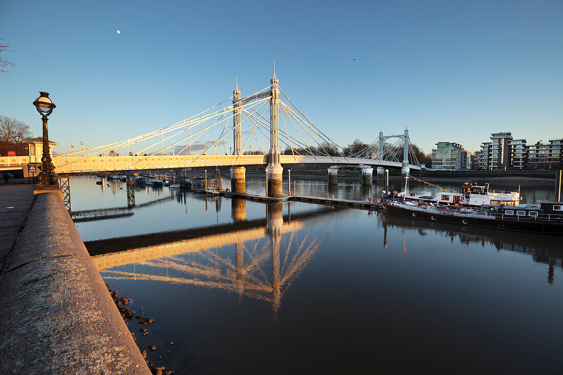 Albert Bridge über die Themse bei Chelsea, London, England, Vereinigtes Königreich, Europa