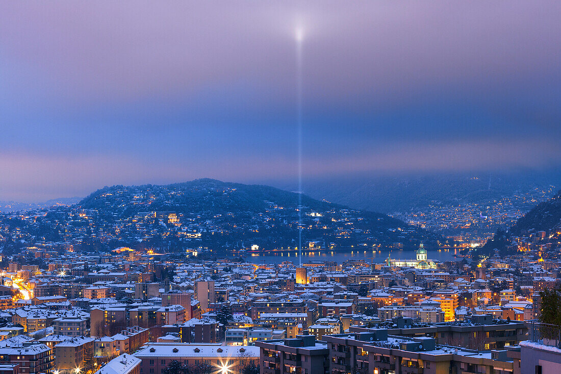 Ein nächtlicher Blick auf die Stadt Como nach dem Schneefall mit Lichterbaum-Event, Comer See, Lombardei, Italien, Europa