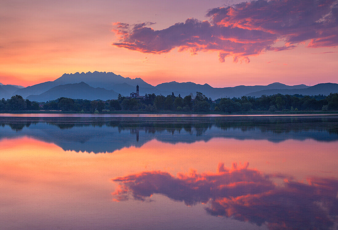 Sonnenaufgang auf dem Berg Resegone, der sich im Pusianosee spiegelt, Provinz Lecco, Lombardei, Italien, Europa