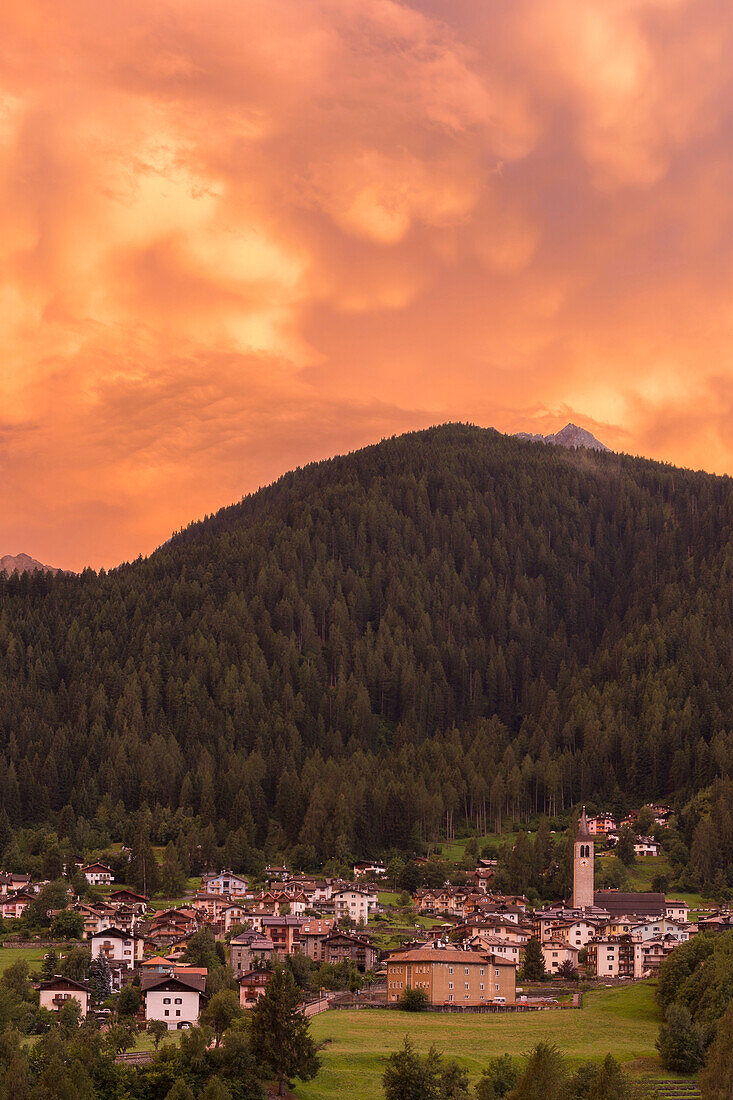 Sonnenuntergang über dem Dorf Ossana mit Mammatus-Wolken, Sohlental (val di Sole), Provinz Trient, Trentino-Südtirol, Italien, Europa
