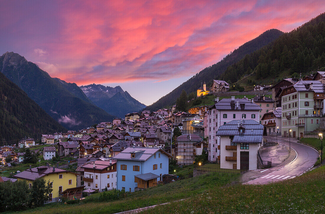 Sonnenuntergang über dem Dorf Vermiglio, Sohlental (val di Sole), Provinz Trient, Trentino-Südtirol, Italien, Europa
