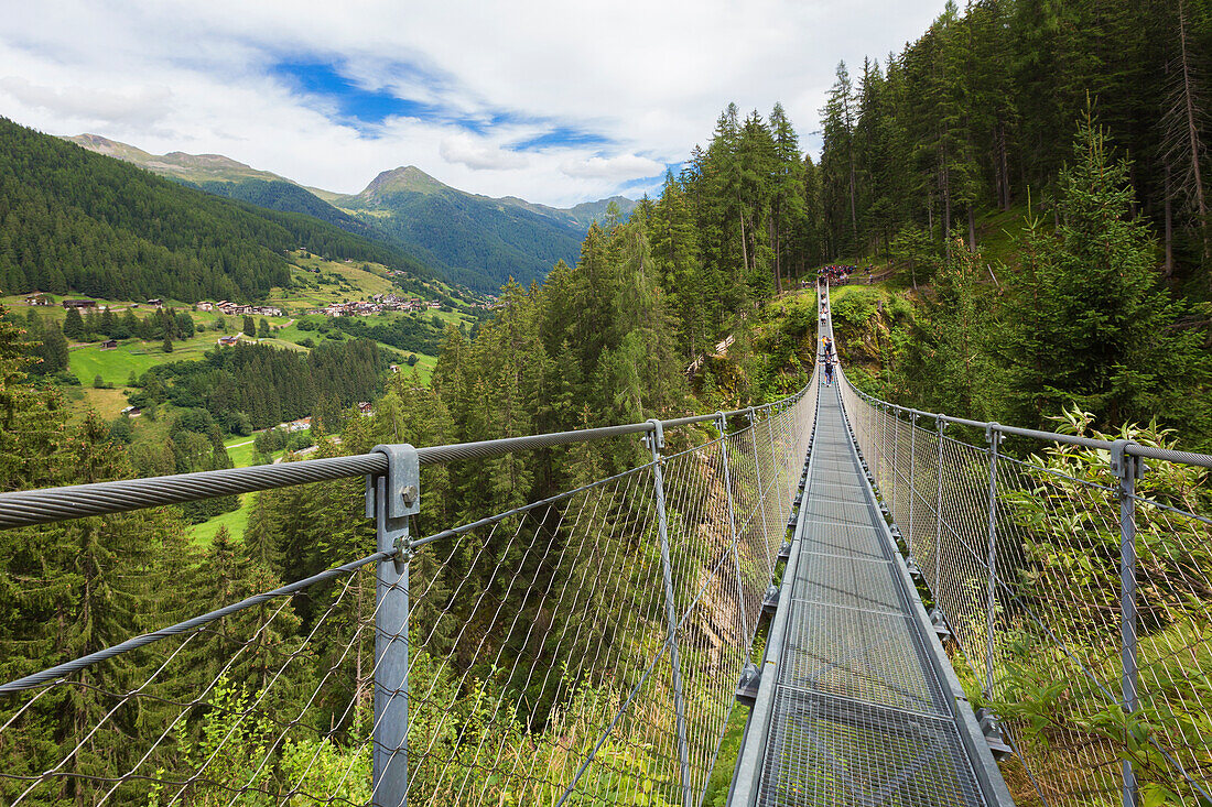 Menschen überqueren die tibetische Brücke (Ponte Sospeso Ragaiolo), Rabbital (val di Rabbi), Provinz Trient, Trentino-Südtirol, Italien, Europa