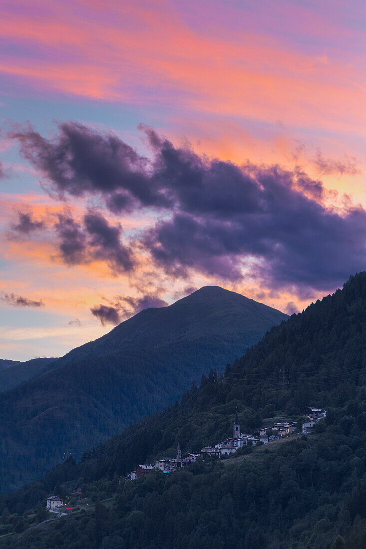 Sonnenuntergang über dem Dorf Termenago und der Cima Boai, Pellizzano, Tal der Sole (val di Sole), Provinz Trient, Trentino-Südtirol, Italien, Europa