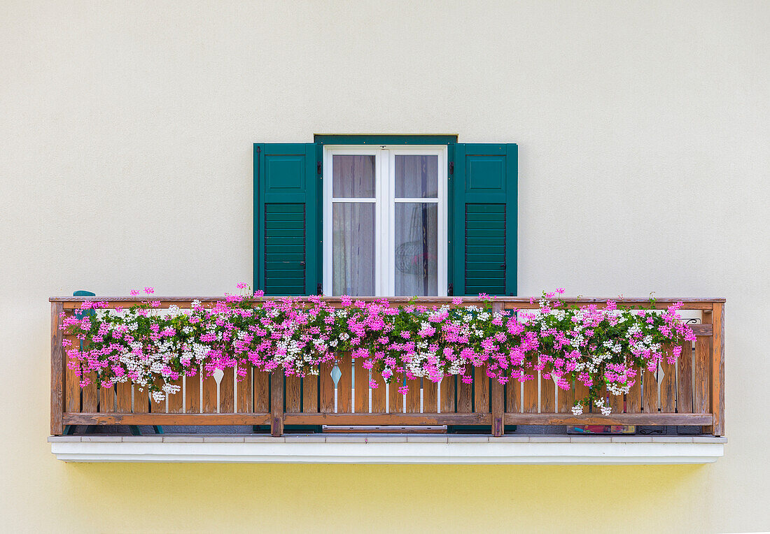 Detail eines Hauses im Sommer, Dorf Pellizzano, Sole-Tal (val di Sole), Provinz Trient, Trentino-Südtirol, Italien, Europa