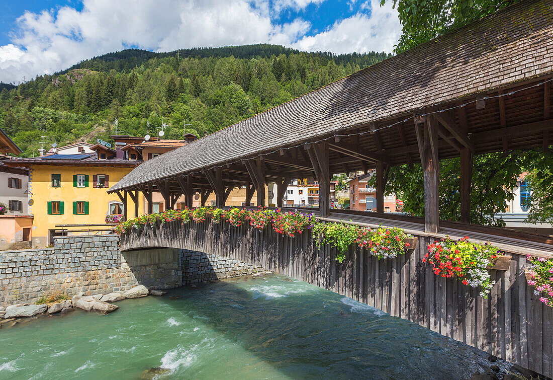 Holzbrücke von Pellizzano (Ponte di Legno di Pellizzano) im Sommer, Fluss Noce, Tal der Sole (val di Sole), Provinz Trient, Trentino-Südtirol, Italien, Europa