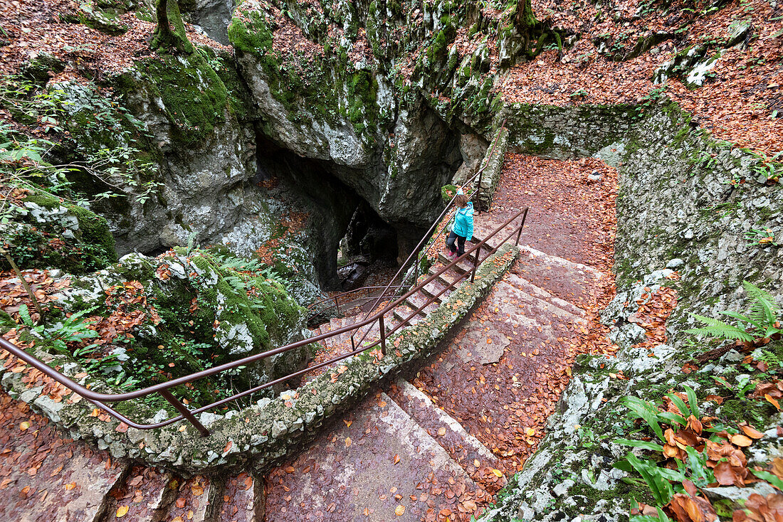 Frau auf der Treppe einer Höhle im Nationalpark Plitvicer Seen, Plitvicka Jezera, Gespanschaft Lika und Senj, Kroatien