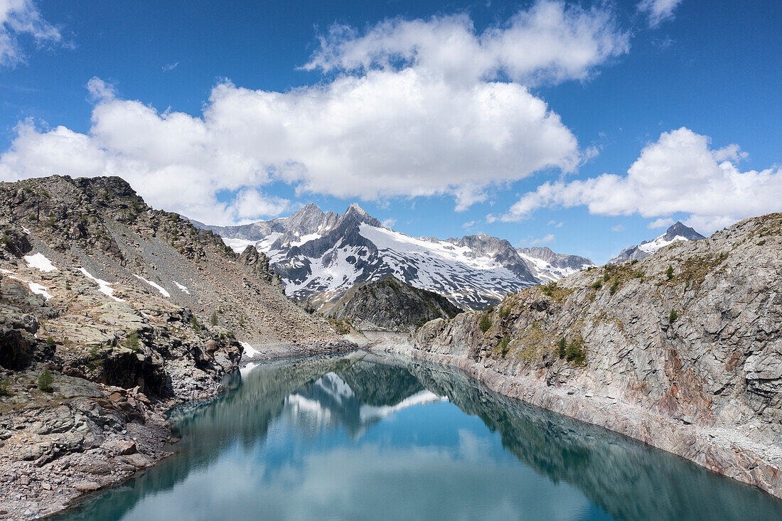 Luftaufnahme des Lago Pirola im Sommer, Chiareggio, Valmalenco, Valtellina, Provinz Sondrio, Lombardei, Italien, Europa.