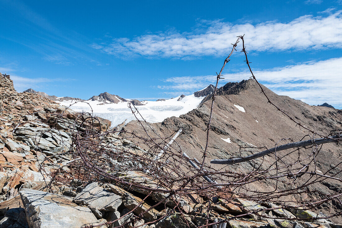 Überreste des Ersten Weltkriegs vom Piz Vallumbrina und im Hintergrund der Gletscher Dosegù, Gavia Tal, Valtellina, Provinz Sondrio, Lombardei, Italien, Europa