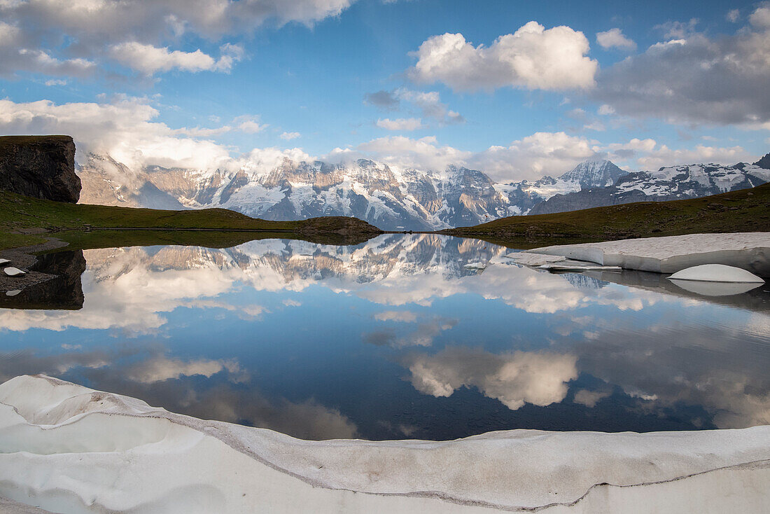 Jungfraugruppe spiegelt sich im Grauseeli-See, Murren, Lauterbrunnen, Schweiz, Europa