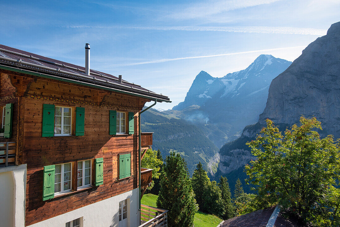 Typisches Schweizer Haus und im Hintergrund Jungfraugruppe, Murren, Lauterbrunnen, Schweiz, Europa
