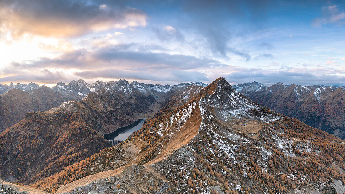 Luftaufnahme der Orobie-Alpen und des Venina-Damms im Venina-Tal, Provinz Sondrio, Valtellina, Lombardei, Italien, Europa