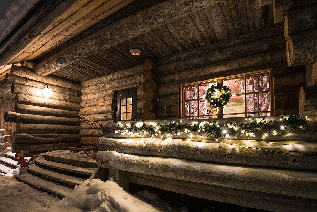 Details einer typischen finnischen Holzhütte bei Nacht, Kittila, Lappland, Finnland, Europa