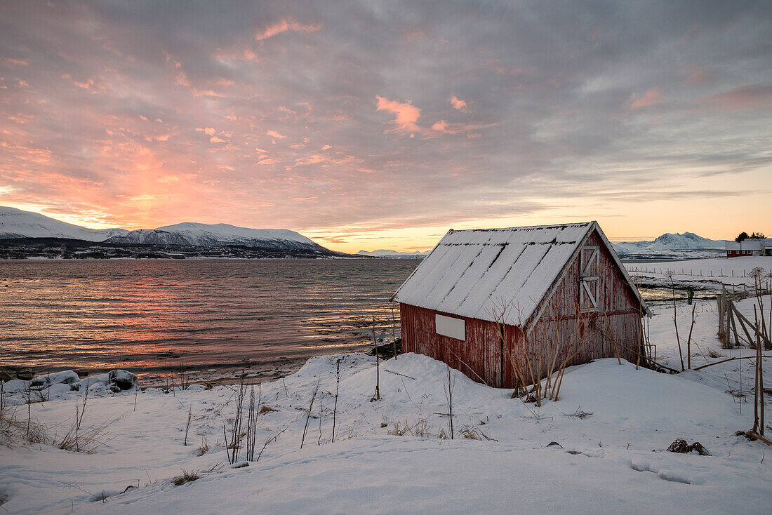 Typisches Fischerhaus vor dem Fjord von Tromso, Troms County, Norwegen, Europa
